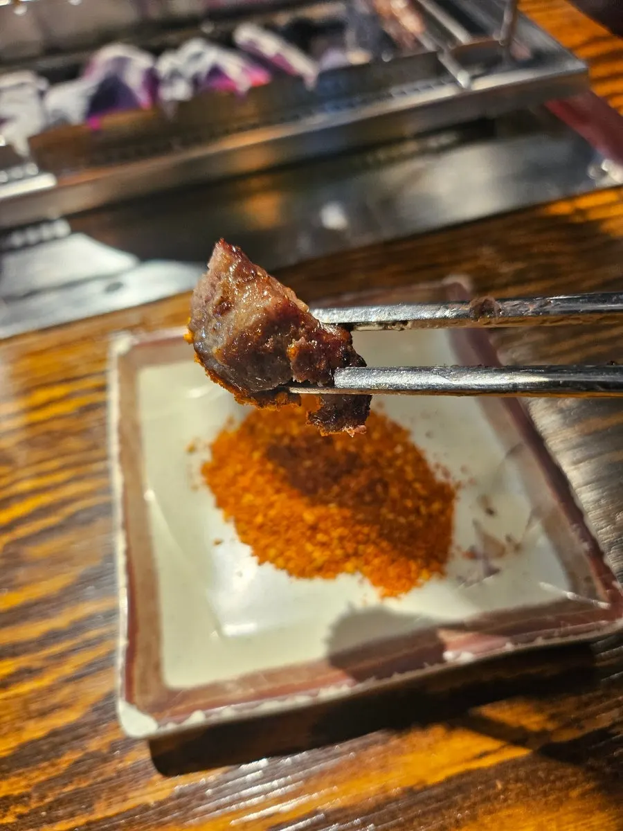 양꼬치와 온면이 함께 차려진 상