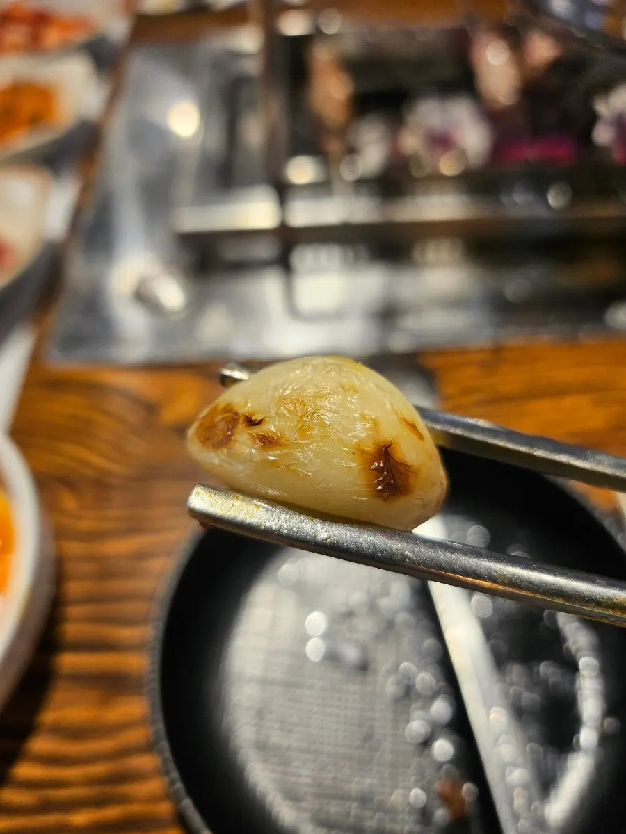 꼬치에 꽂아 구운 마늘