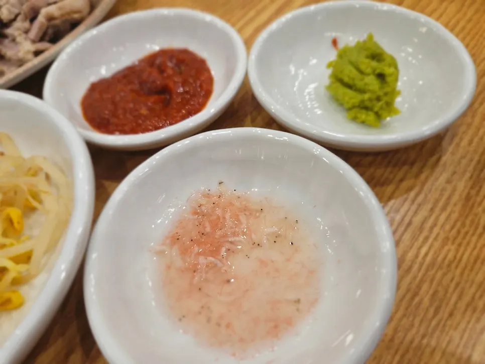 슬라이스된 보쌈과 명란 참기름장