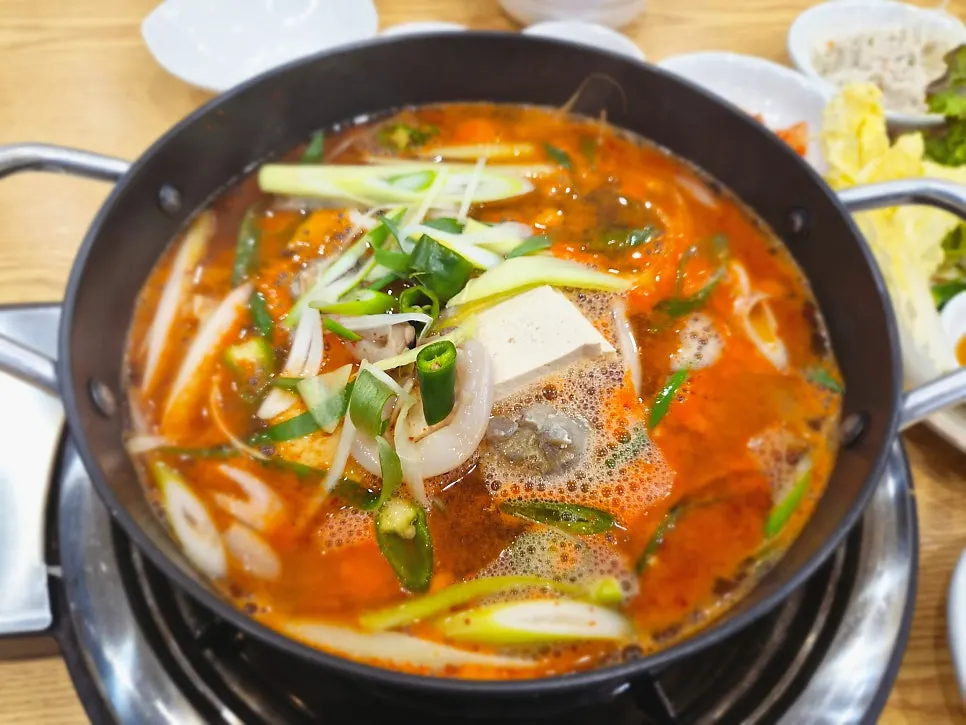 끓기 시작한 얼큰해물탕 냄비