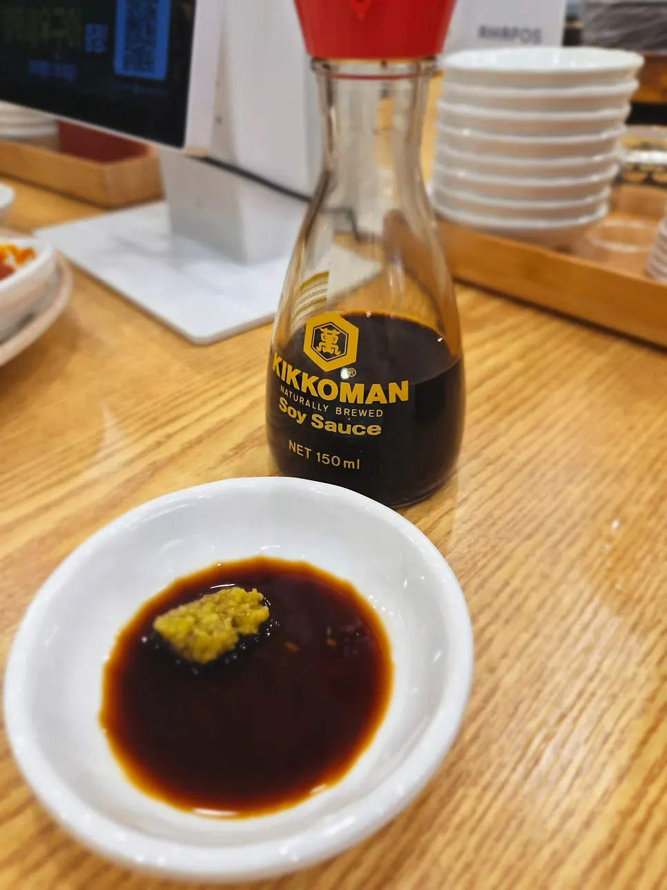 얼큰해물탕 국물을 떠 담은 접시