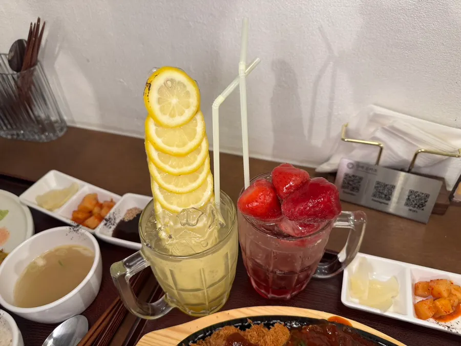 레몬 하이볼과 딸기 에이드 주문