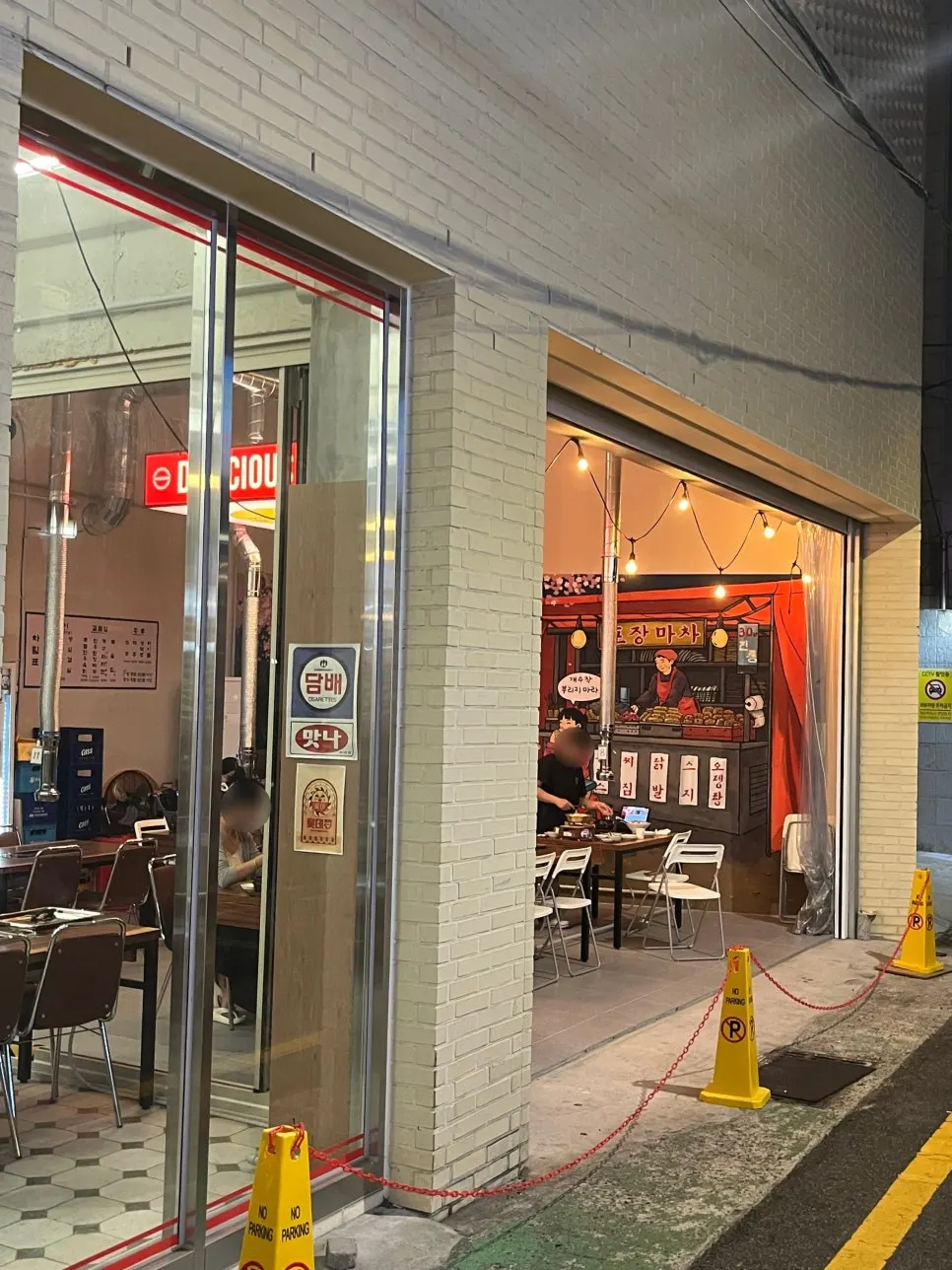 활짝 열린 문 쪽 좌석 풍경