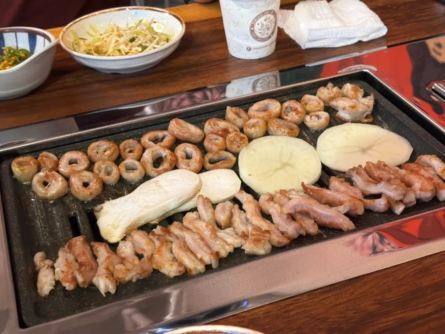 막창과 라면이 함께 놓인 테이블