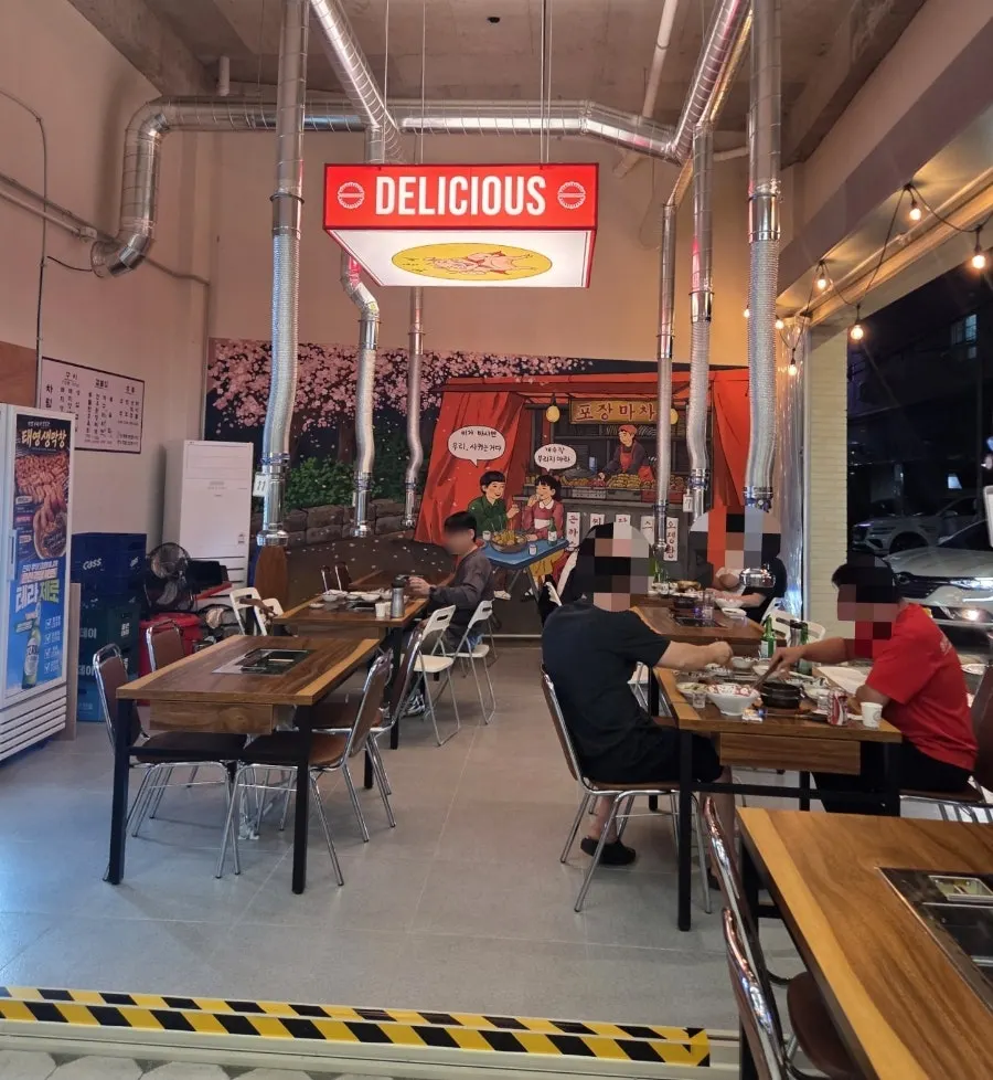 Half-outdoor makchang tables at Taeyeong Saengmakchang Bujeon-jeom
