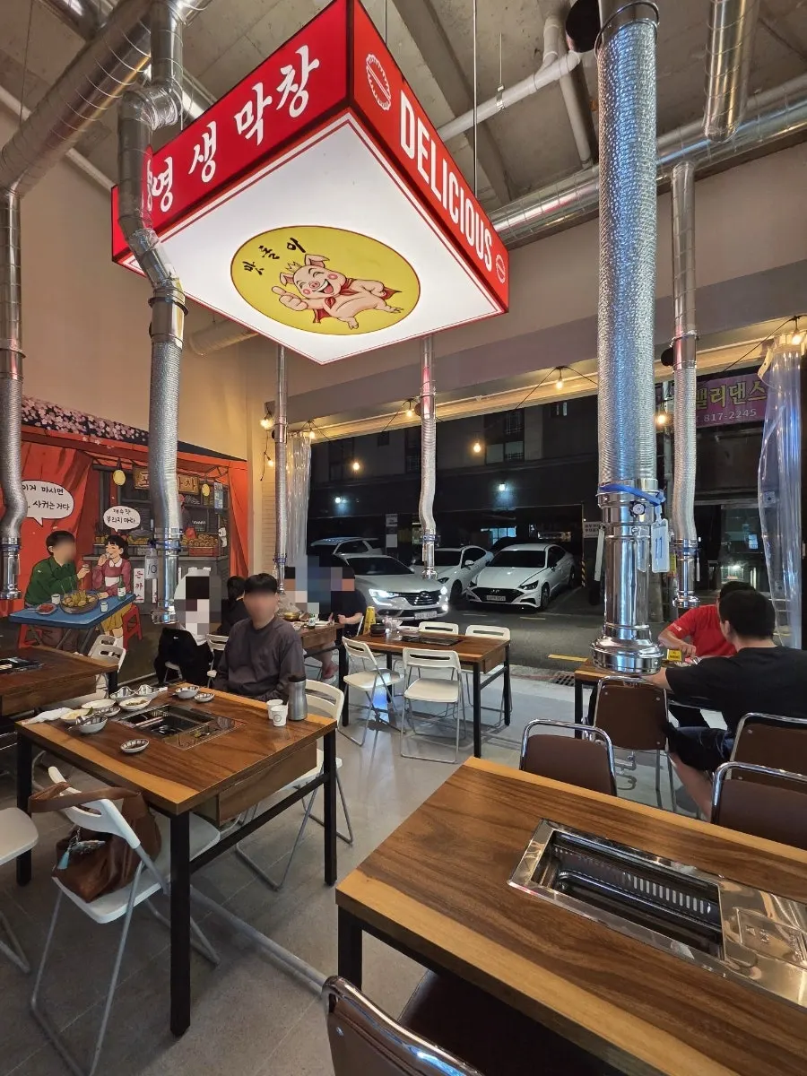 Evening atmosphere at the half-outdoor seating area