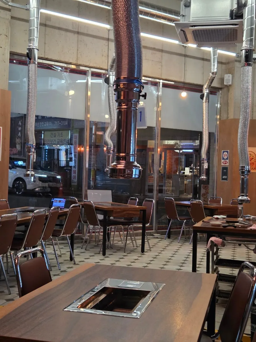 Indoor seating at Taeyeong Saengmakchang Bujeon-jeom