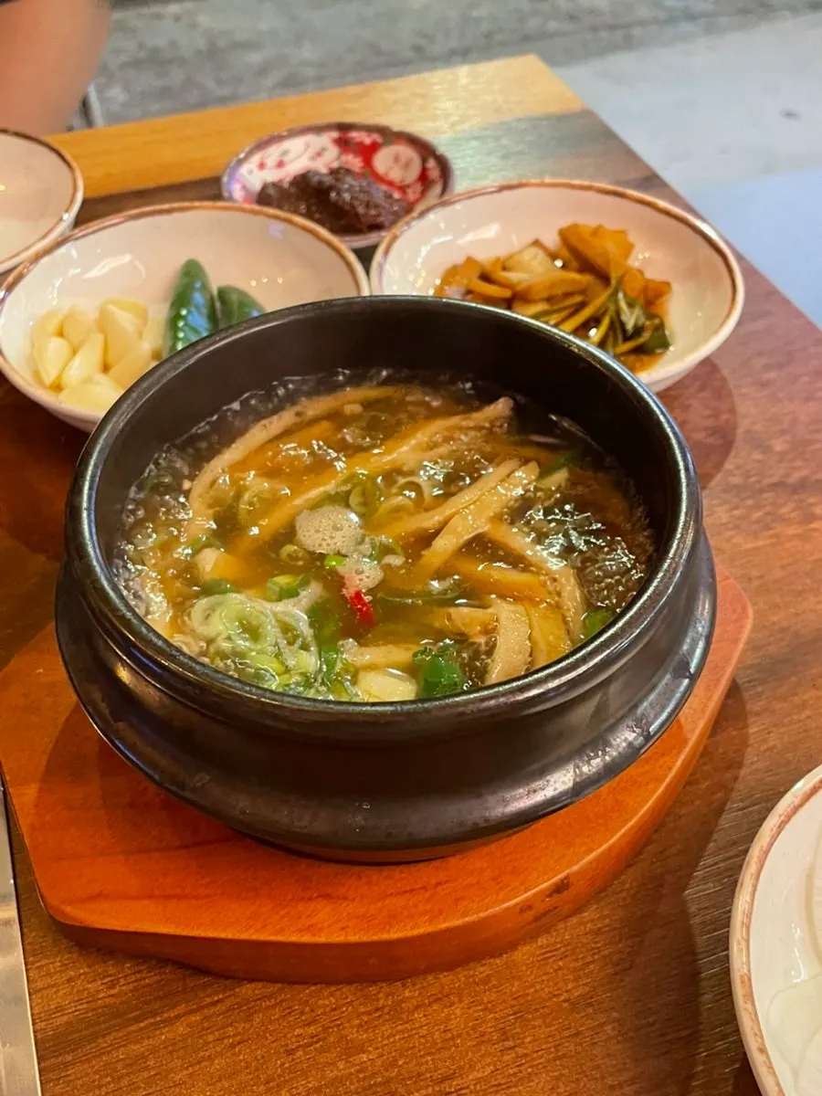 Fish cake soup served before the makchang