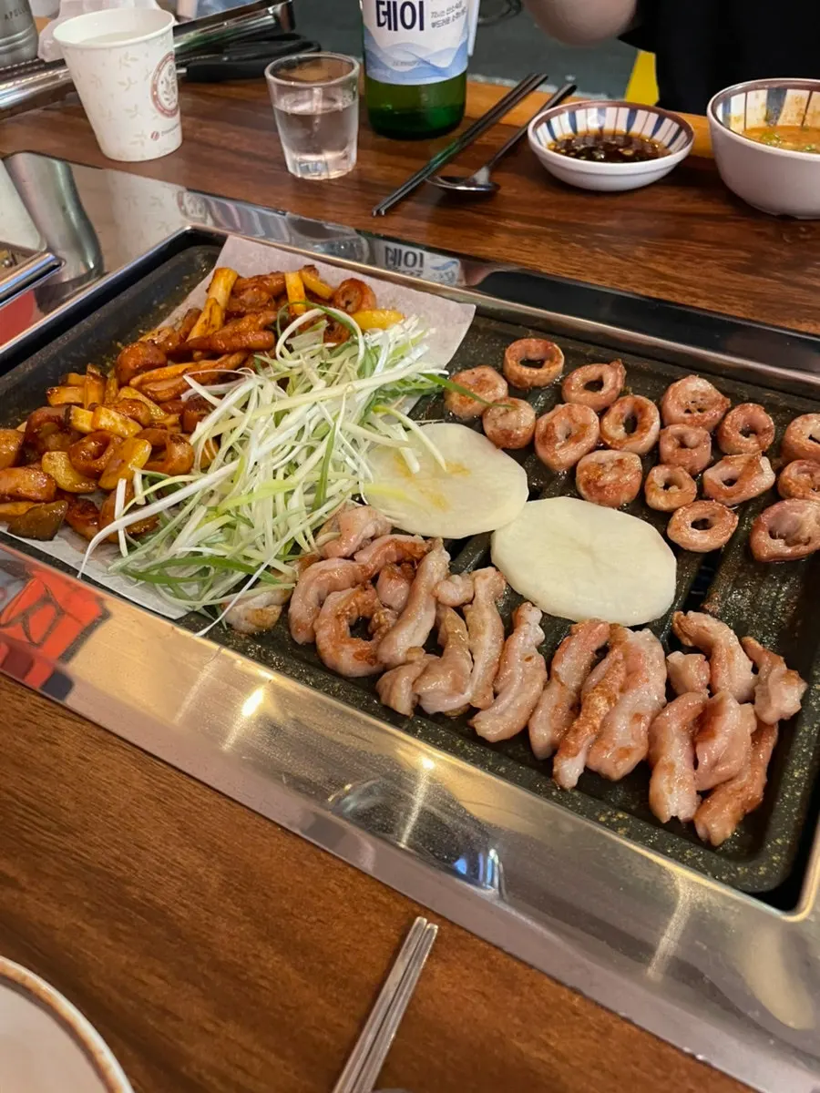 Raw and seasoned makchang grilling on the pan