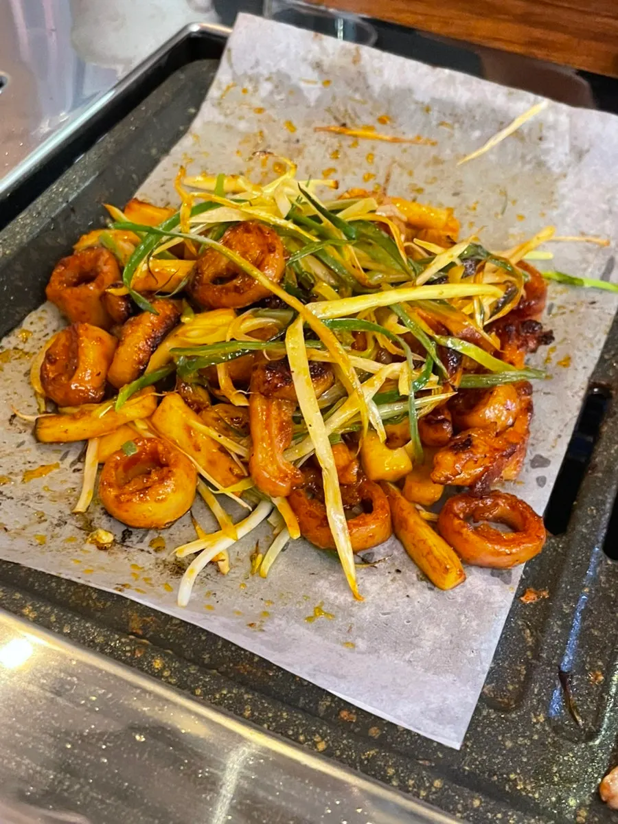 Shredded scallion paired with seasoned makchang