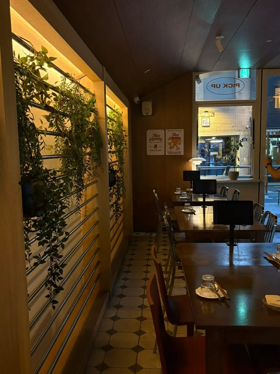 Interior Thai Yami dengan pencahayaan temaram