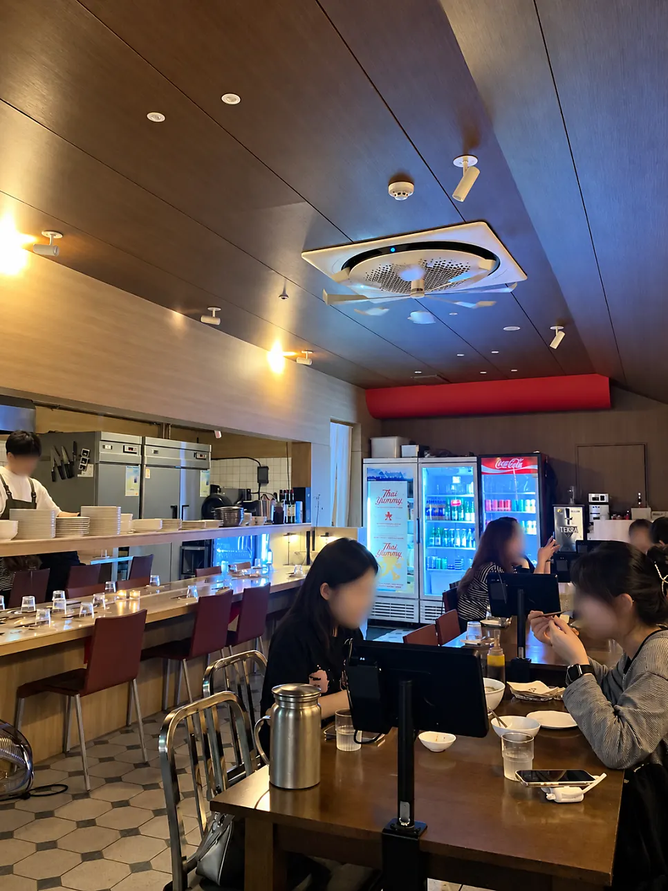 Thai Yami's long row of table seating