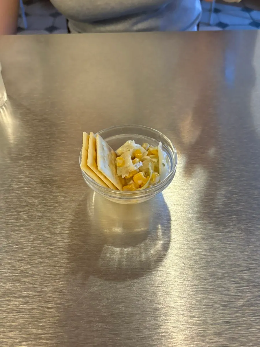 Salad jagung dan biskuit sebagai lauk pendamping gratis