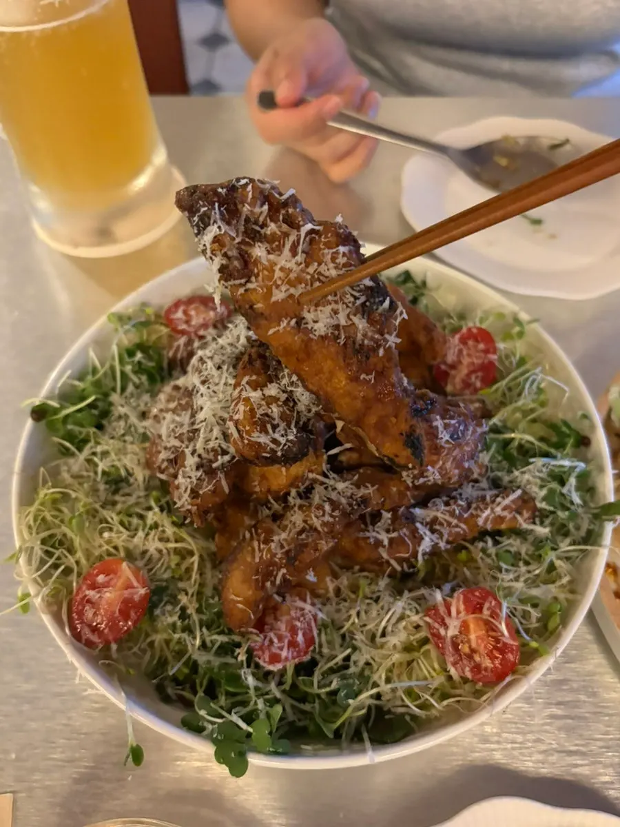 Kai phrai dengan taburan bubuk keju dan salad