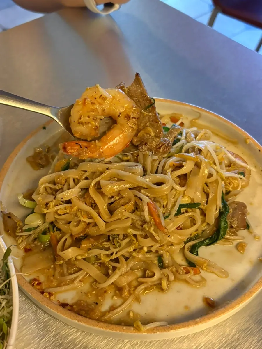 Pad thai dengan udang dan daging berukuran besar