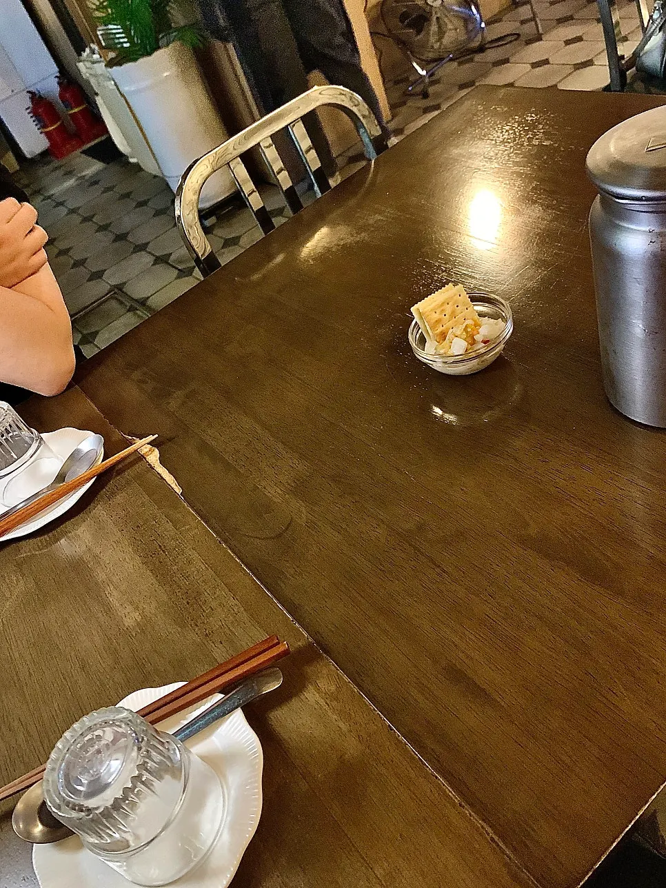 Crackers served as part of Thai Yami's basic setup