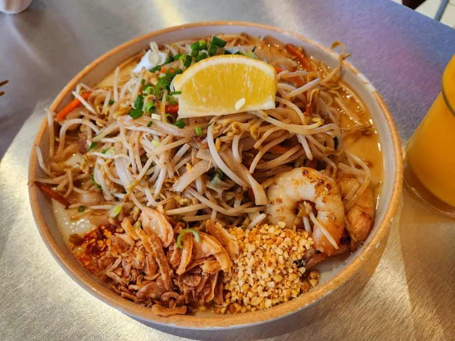 다진 땅콩이 올라간 팟타이 면