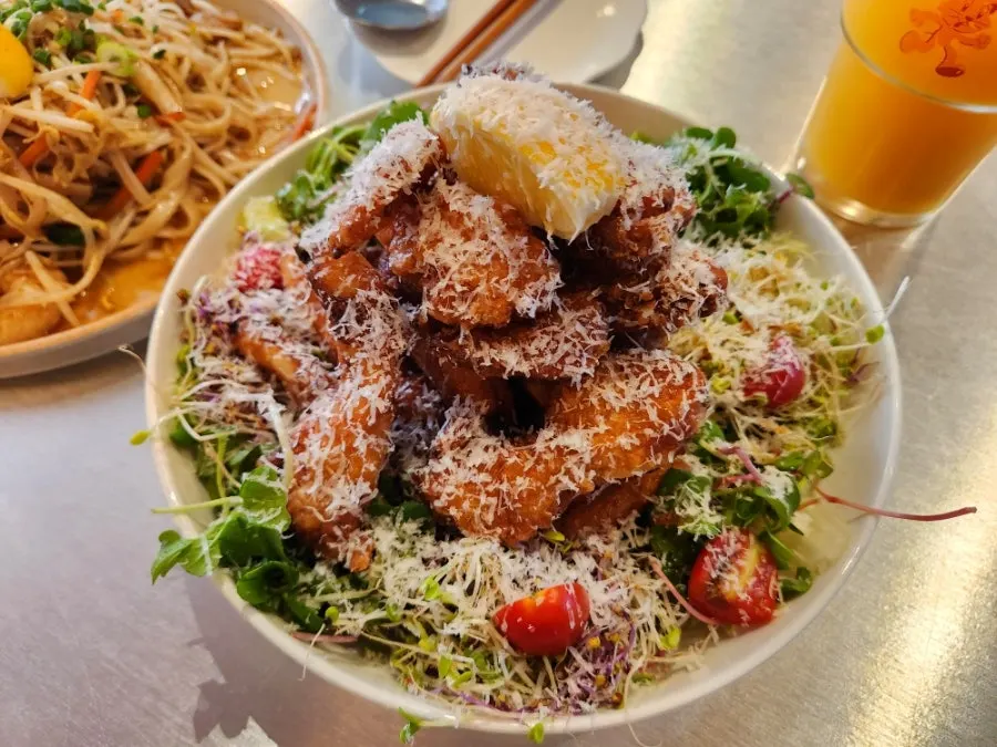 야채와 치즈가 올라간 까이프라이 접시