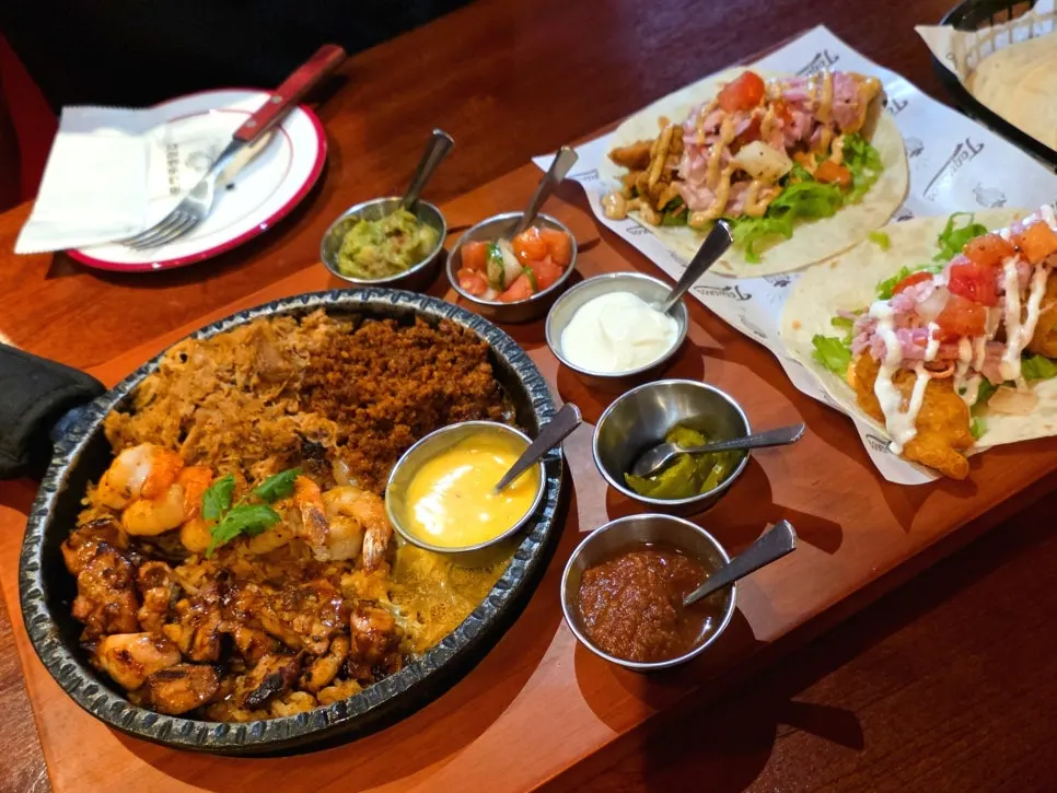 Table setting at Taqueros Magok Main Branch