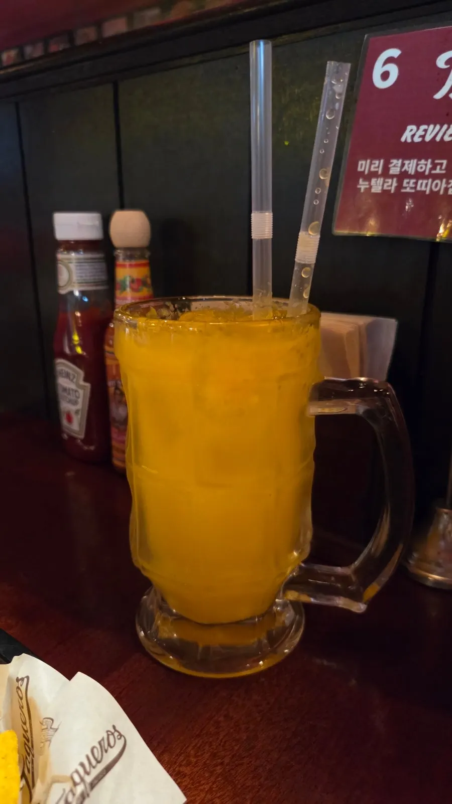 탄산이 올라오는 오렌지 에이드 잔