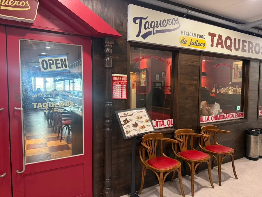 Hallway leading to Taqueros, between Magok and Balsan stations
