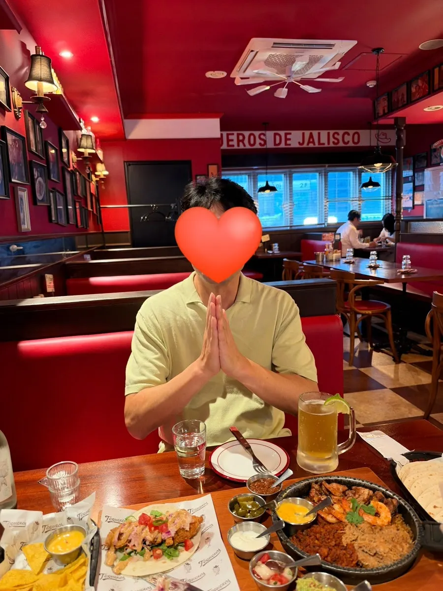 소스를 올려 또띠아에 싸먹는 파히타