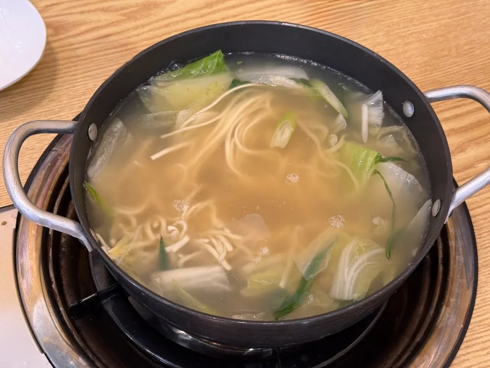 조개탕에 넣어 먹은 칼국수 사리