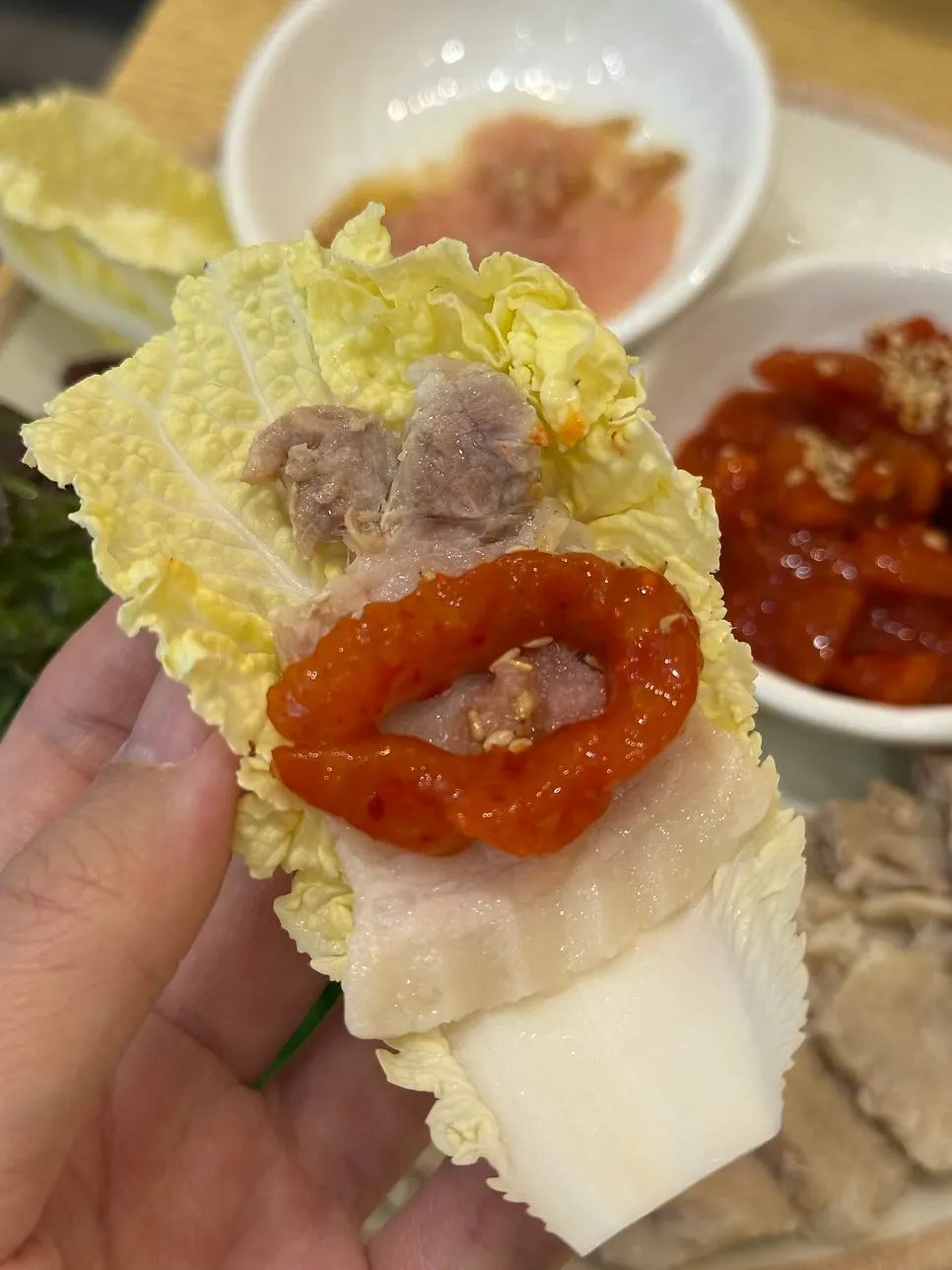 보쌈무김치와 저염 명란을 올린 보쌈 쌈