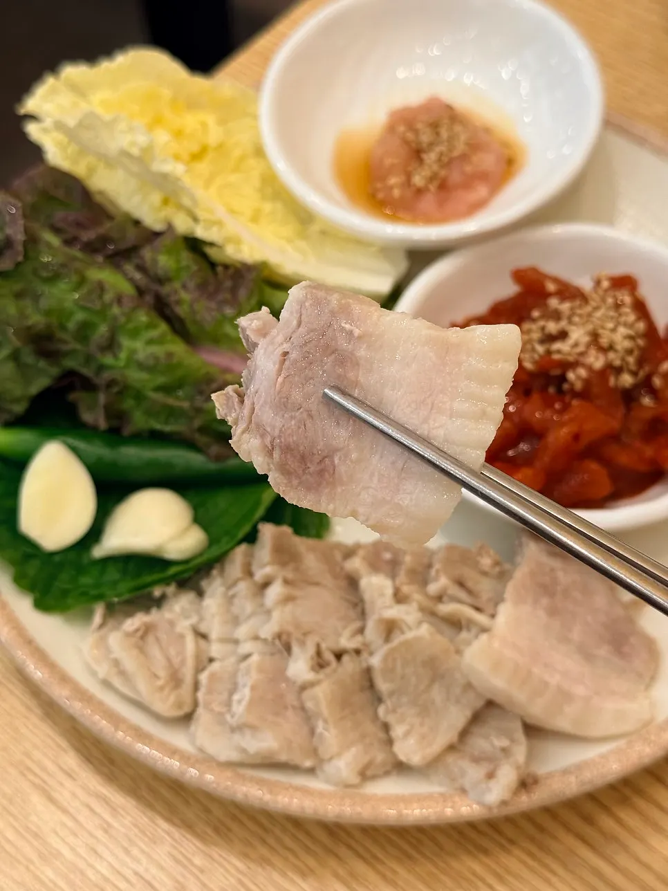 보쌈과 명란 곁들임 반찬 구성