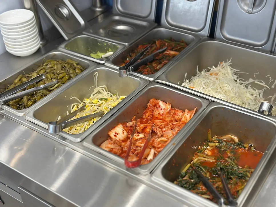끓이기 전 조개탕 냄비와 밑반찬