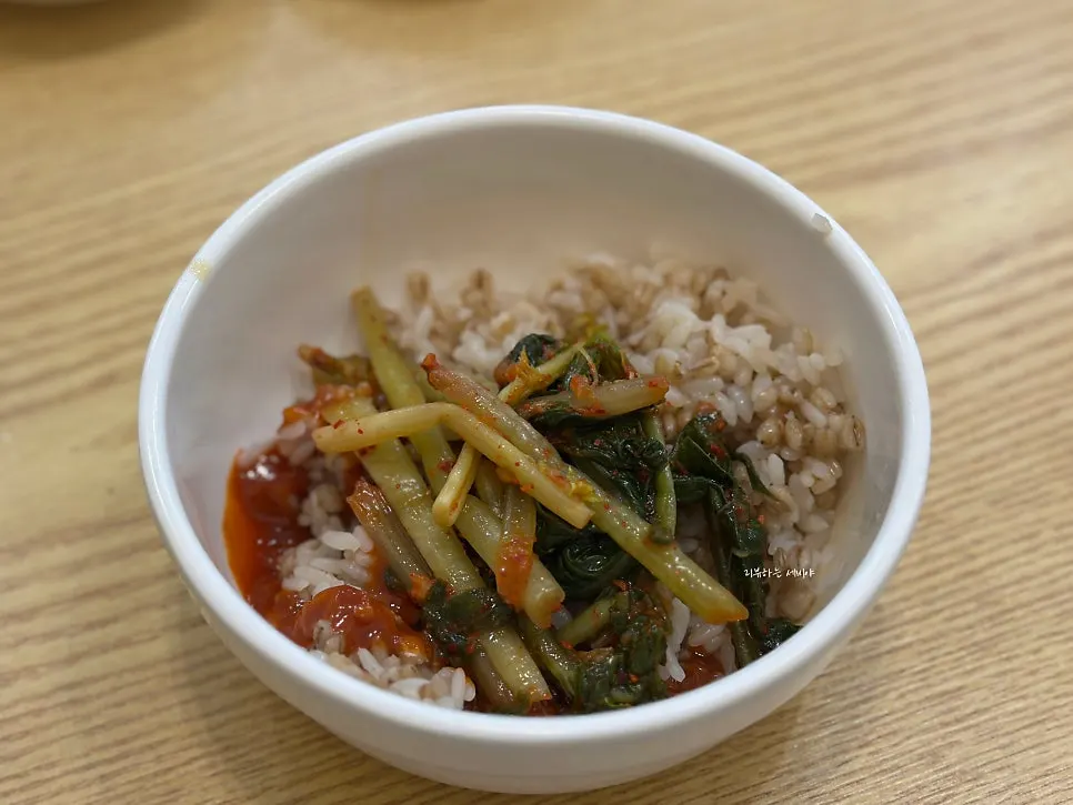 후식용 아이스크림이 있는 셀프바 코너