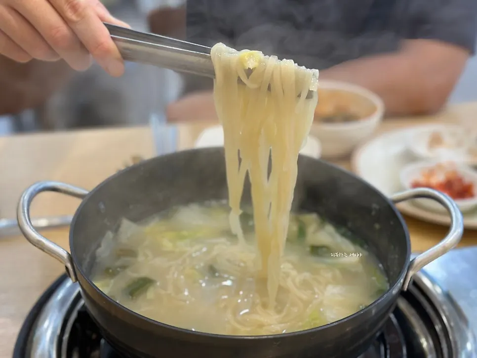 보쌈 쌈 싸 먹는 모습
