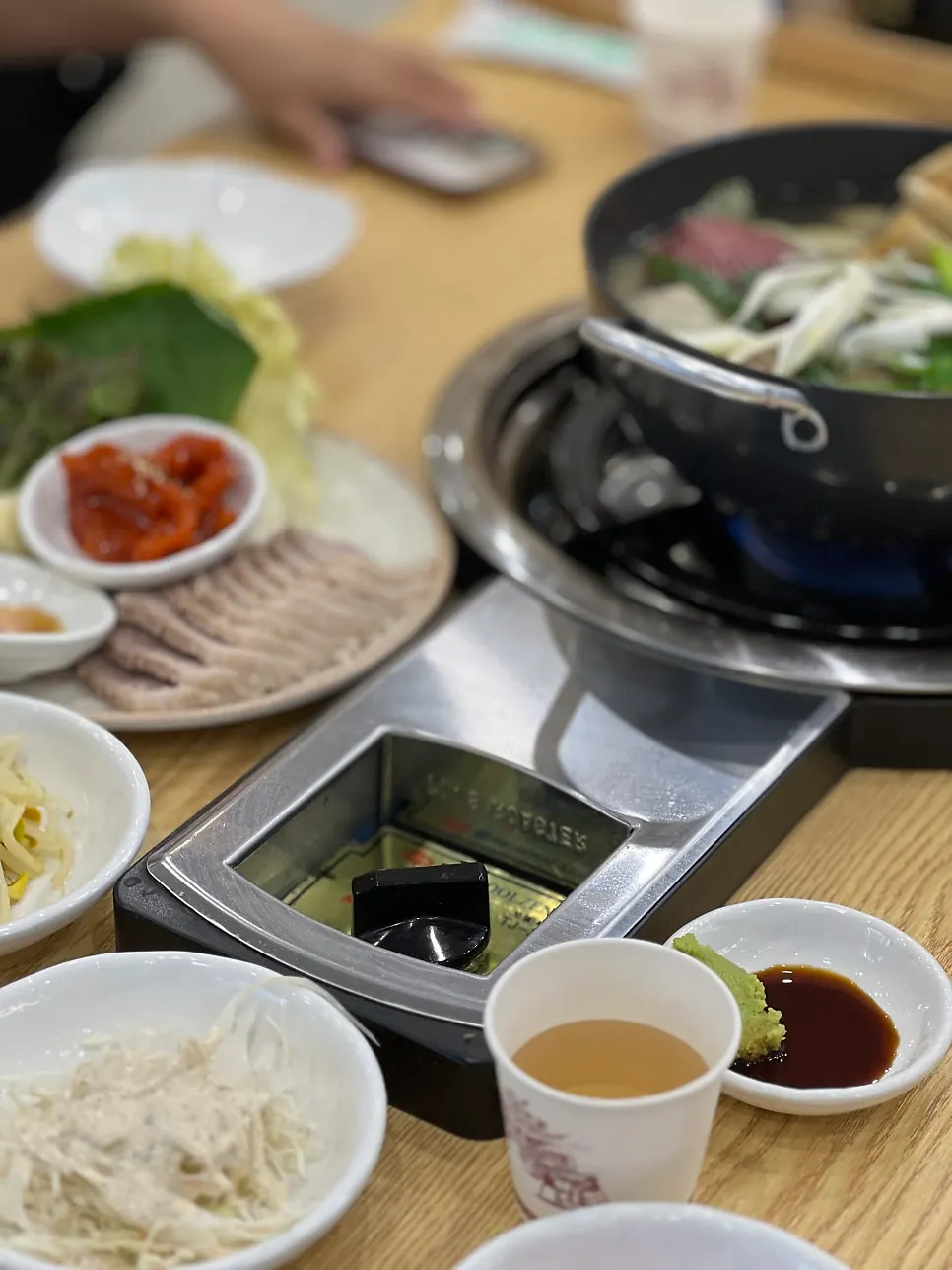 Clam hot pot full of fan mussels and scallops
