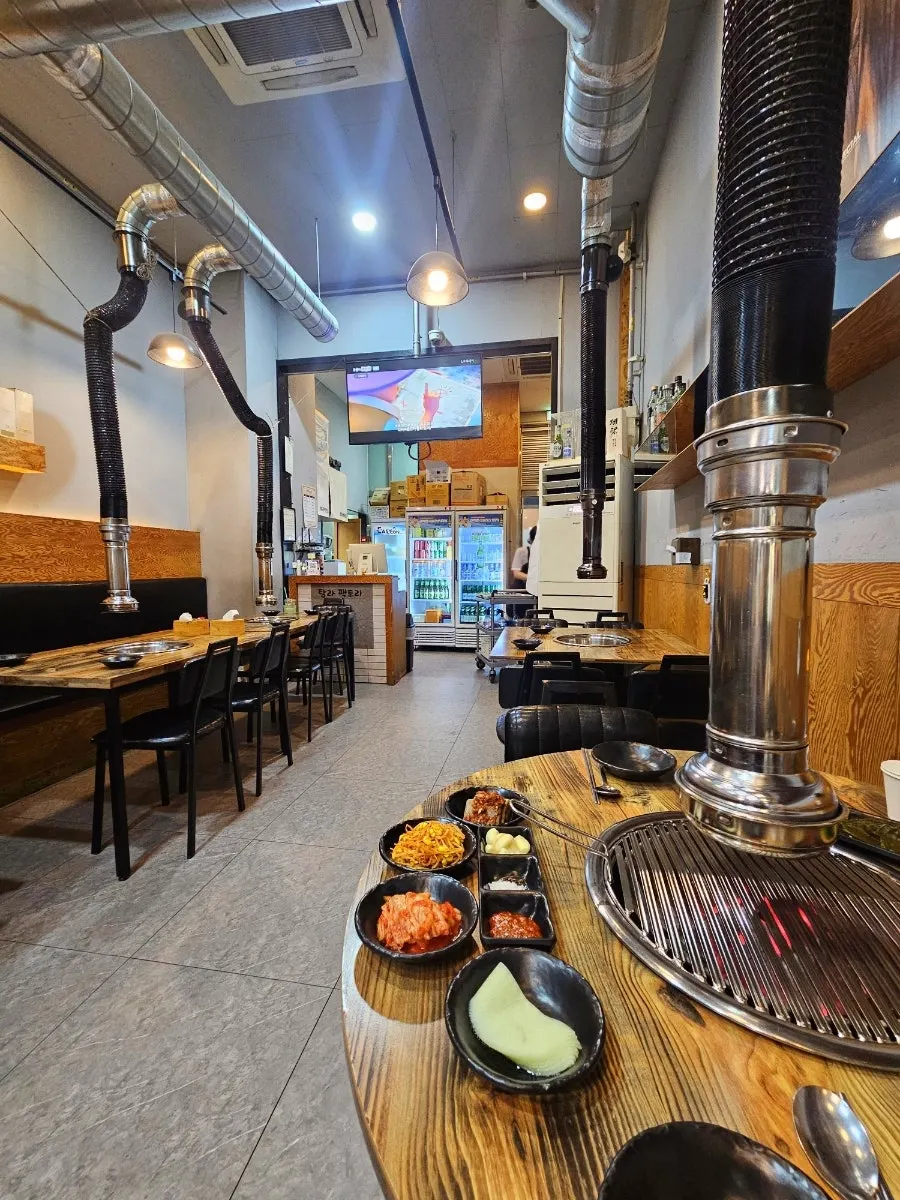 Long, narrow seating area at Tamra Factory Magok Direct Store