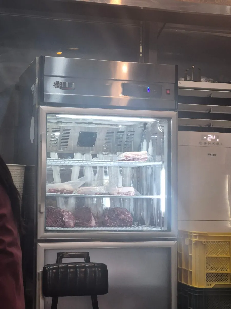 고기집 매장 내부 테이블