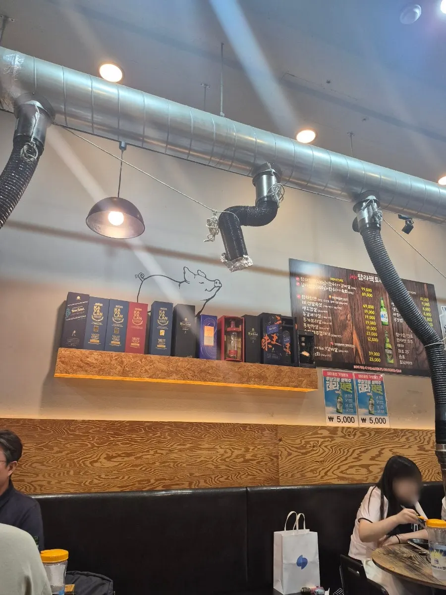 깔끔하게 정돈된 불판 테이블