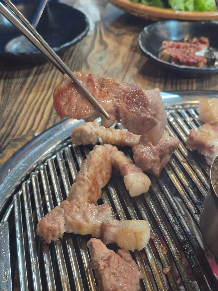 불판 위에서 익어가는 제주 생목살