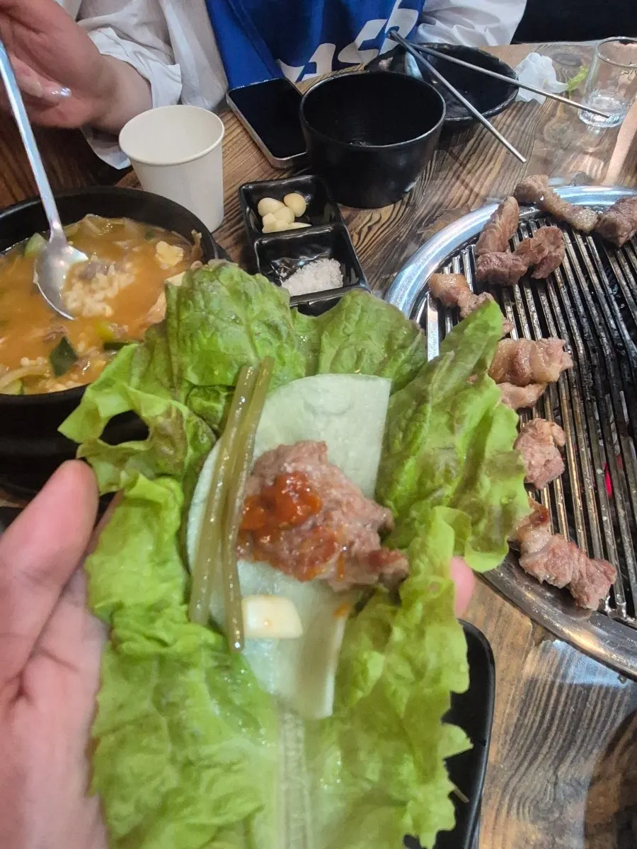 무쌈에 올린 목살 한 쌈