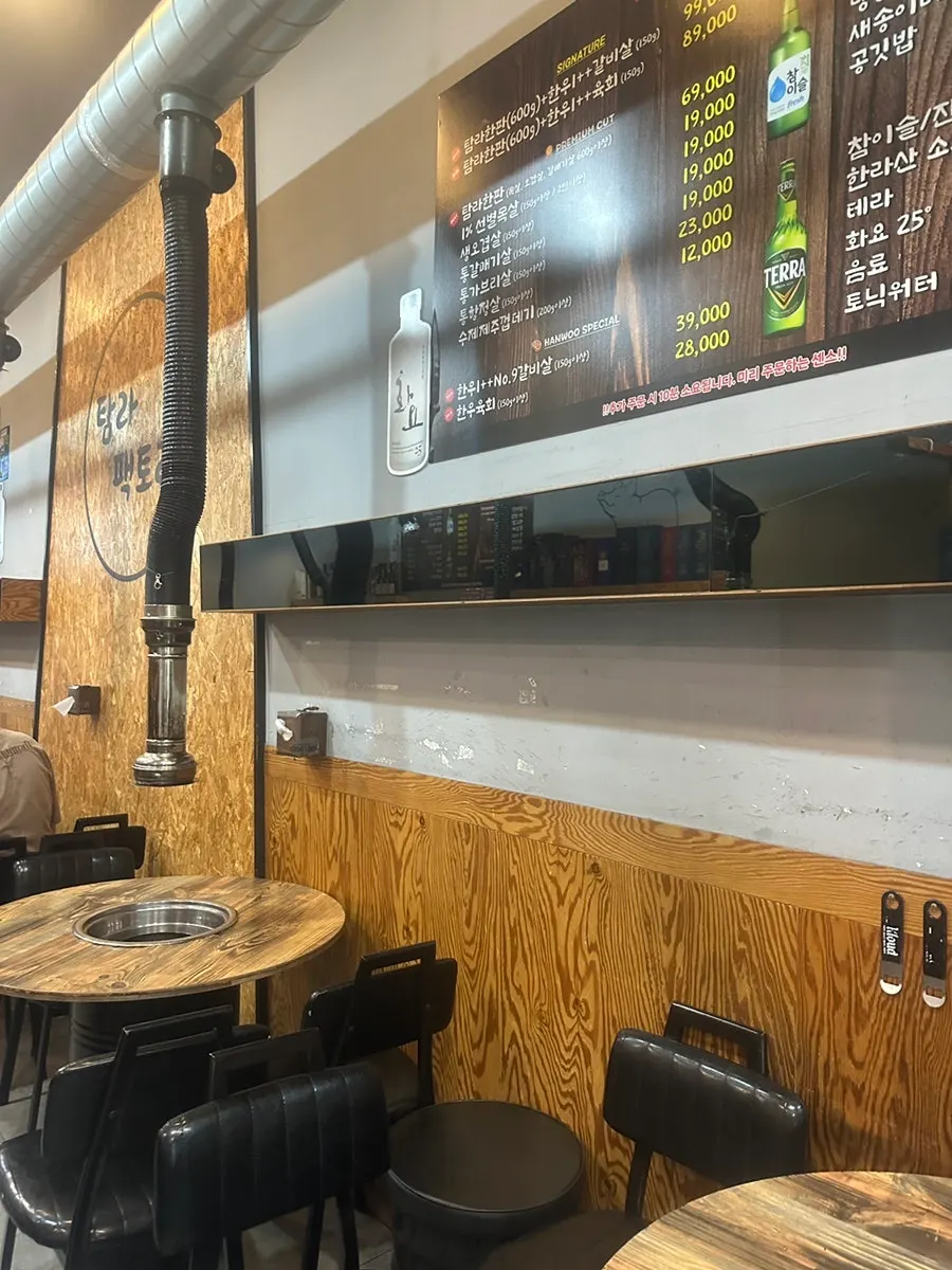 Restaurant seating with 2- to 4-person tables