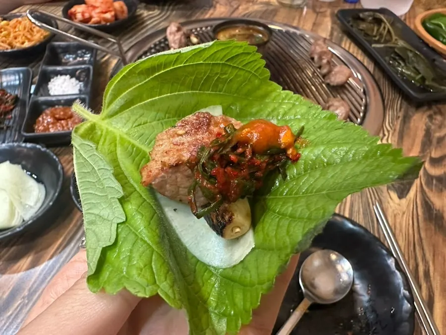 Perilla leaf wrap with meat, garlic, and pickles