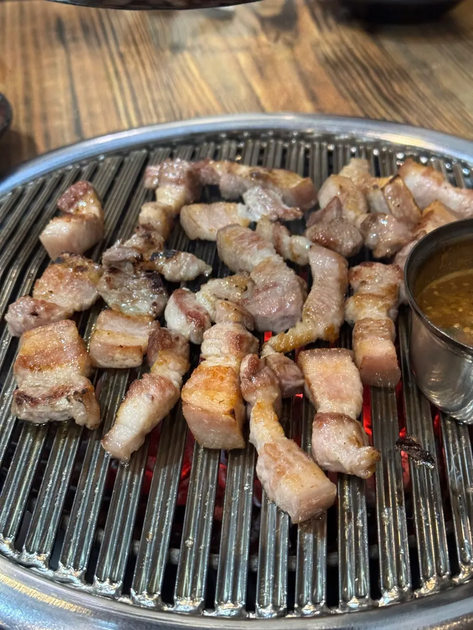 아이들과 저녁 식사 중인 탐라팩토리 테이블