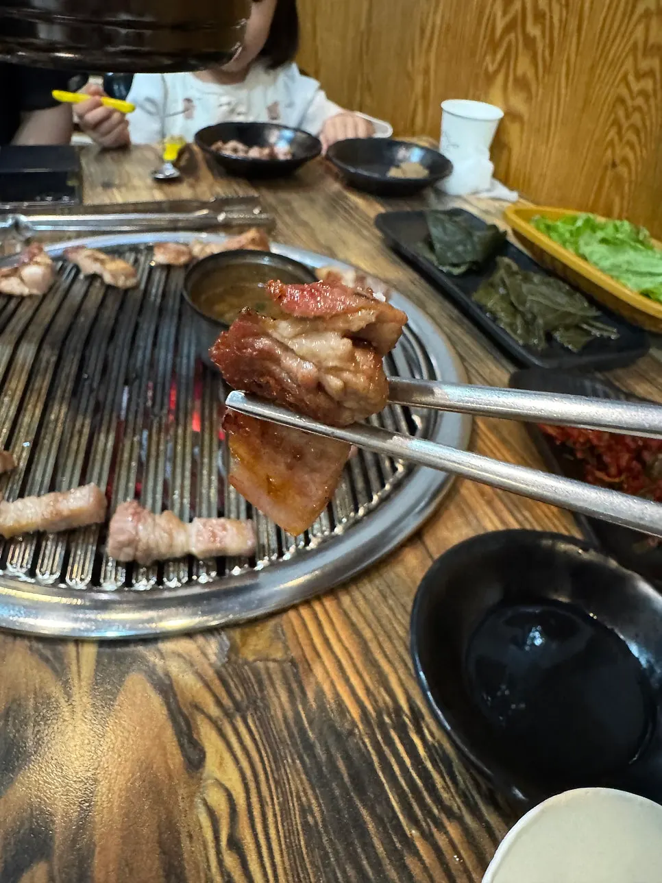 불판 위에서 익어가는 탐라팩토리 돼지고기