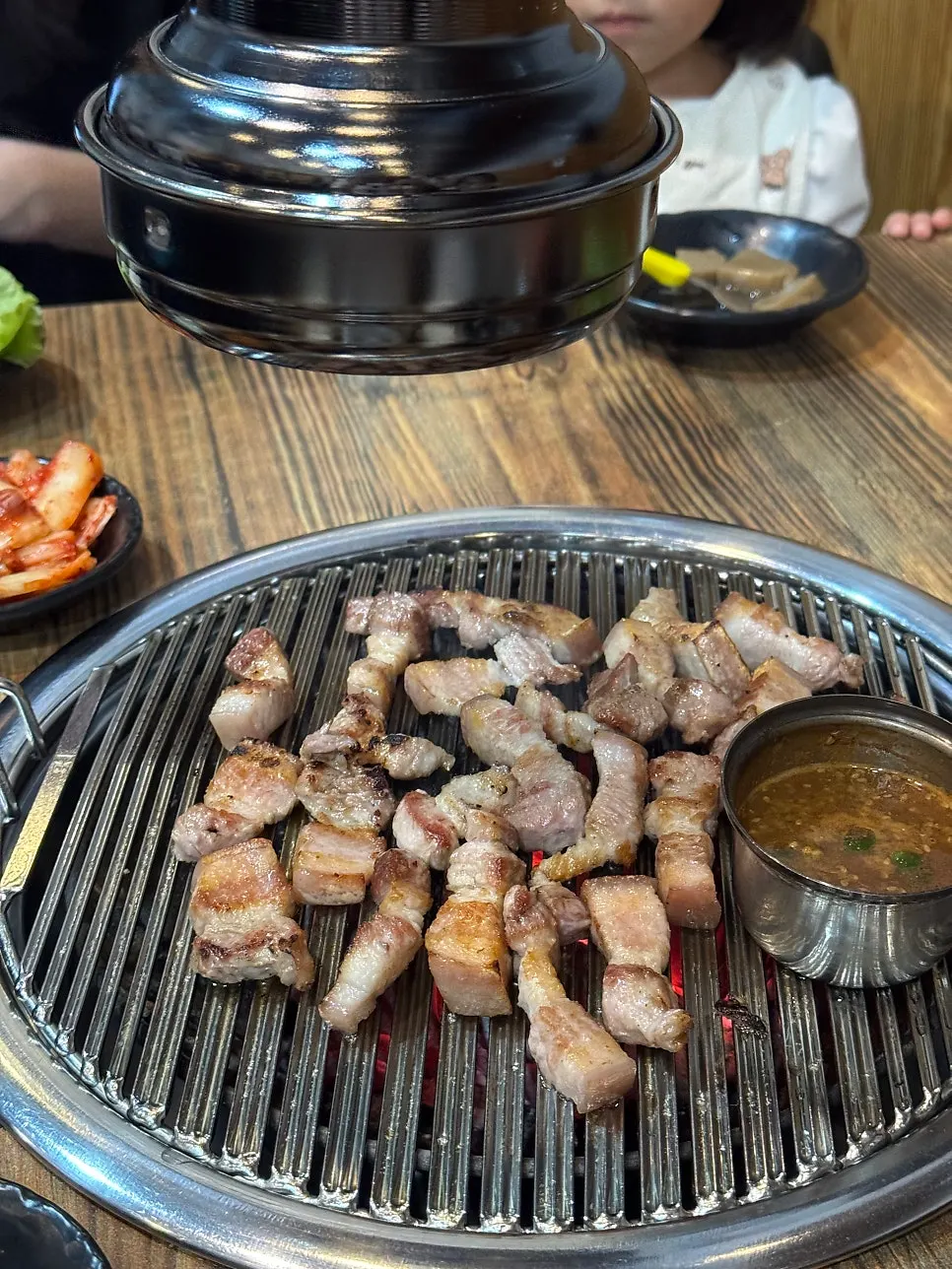 잘 구워진 쫄깃한 제주 생고기 한 점