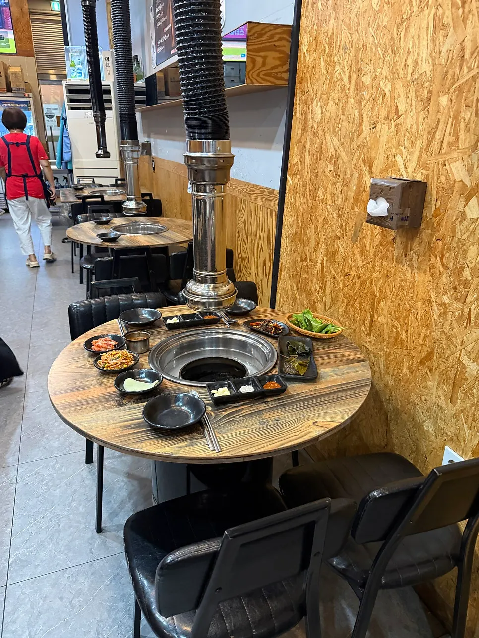 Tables inside Tamra Factory Magok Direct Store
