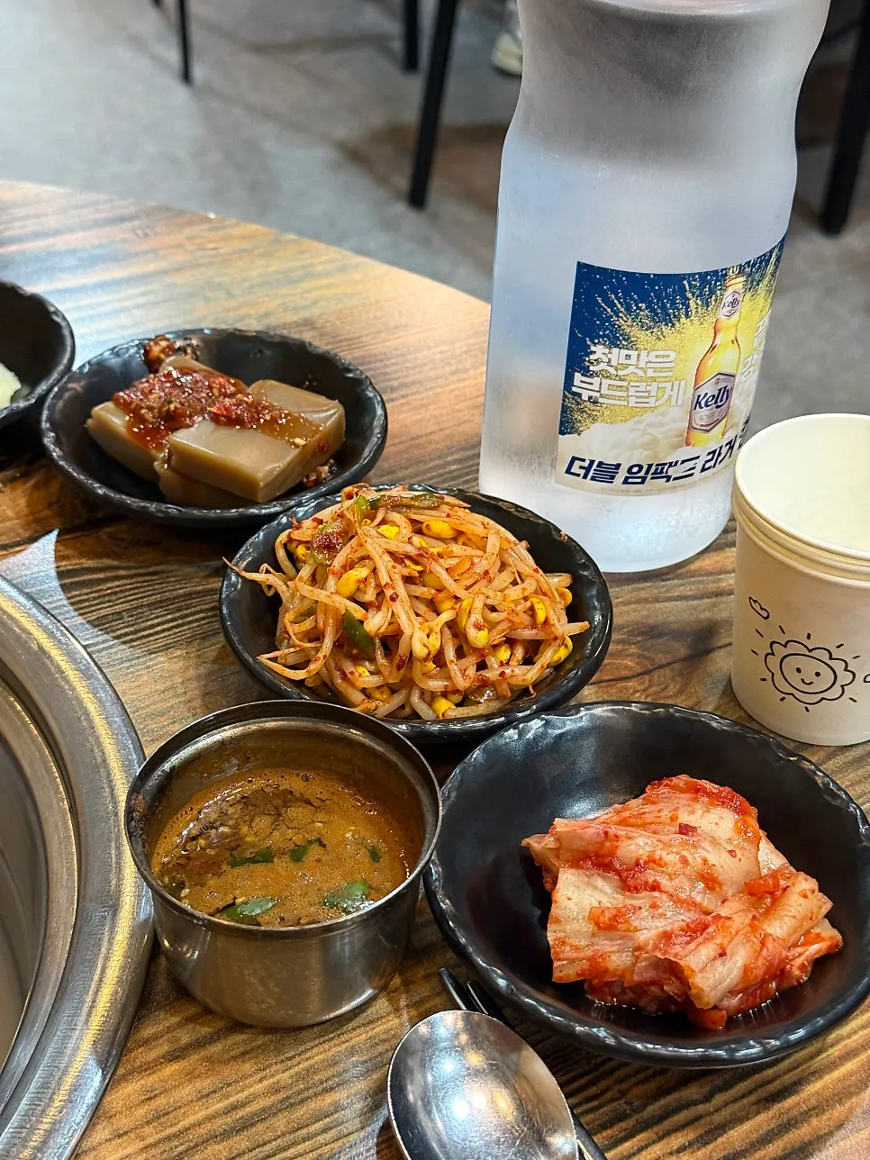 Side dishes and melljeot to pair with the meat