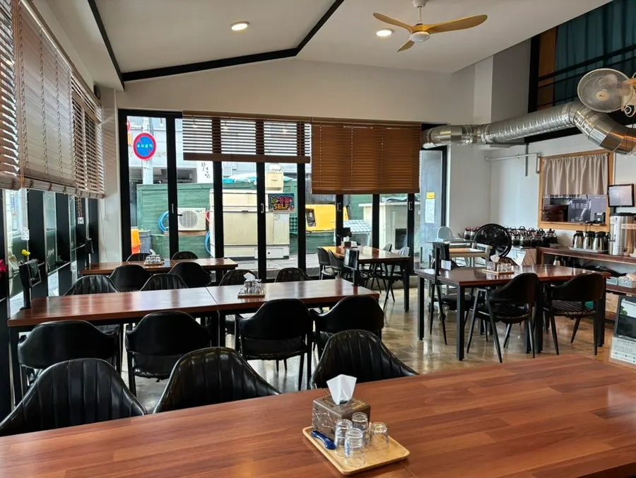Spacious dining hall inside Tamra Hansang