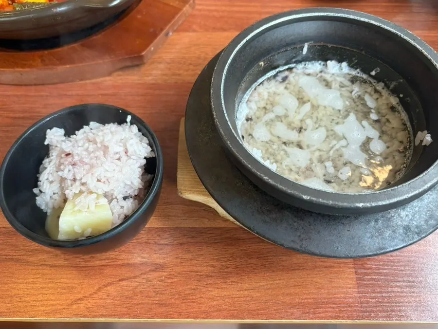 Stone-pot rice topped with ginkgo nuts and potato