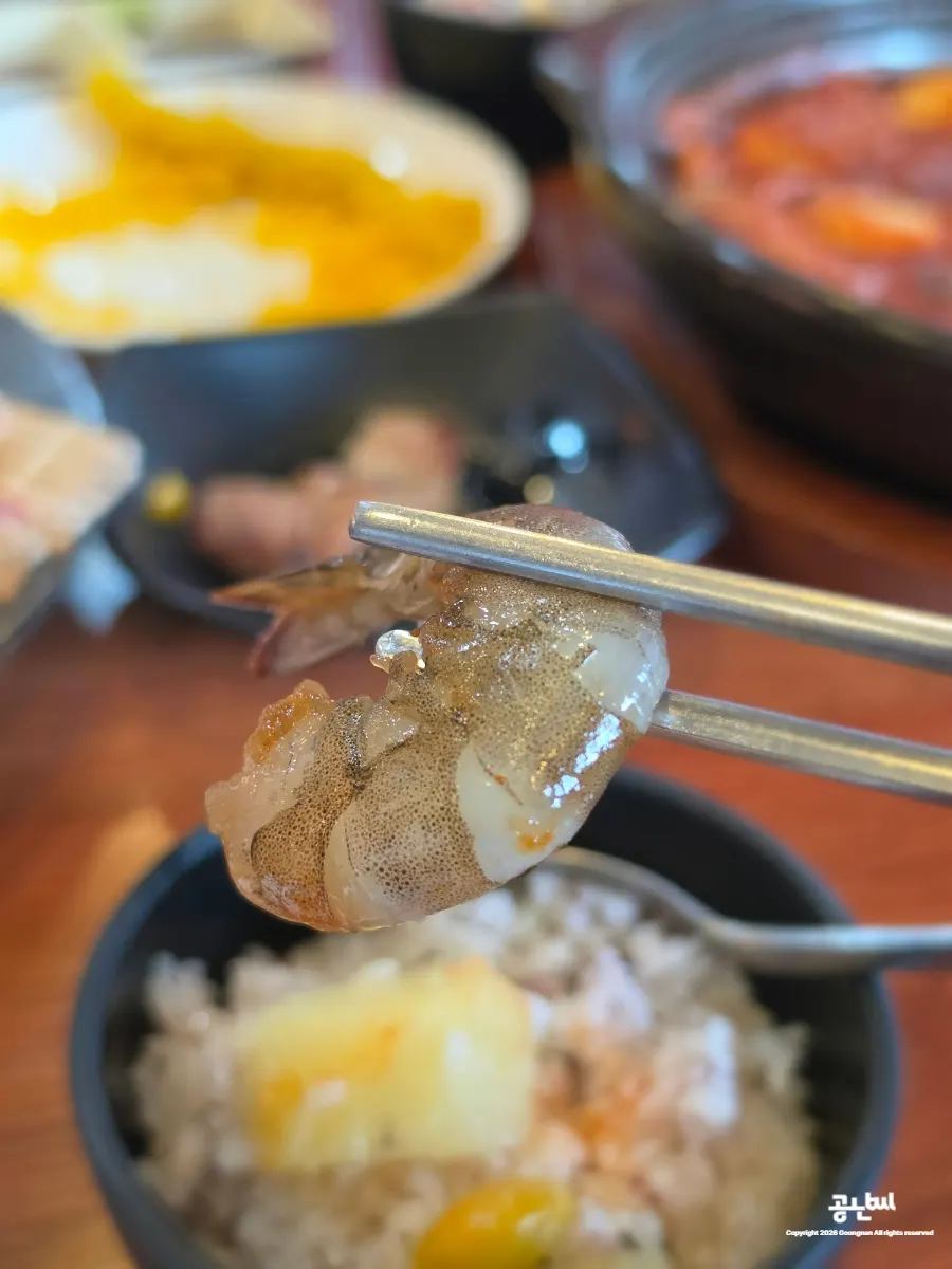 톳나물과 간장새우장이 담긴 밑반찬 접시