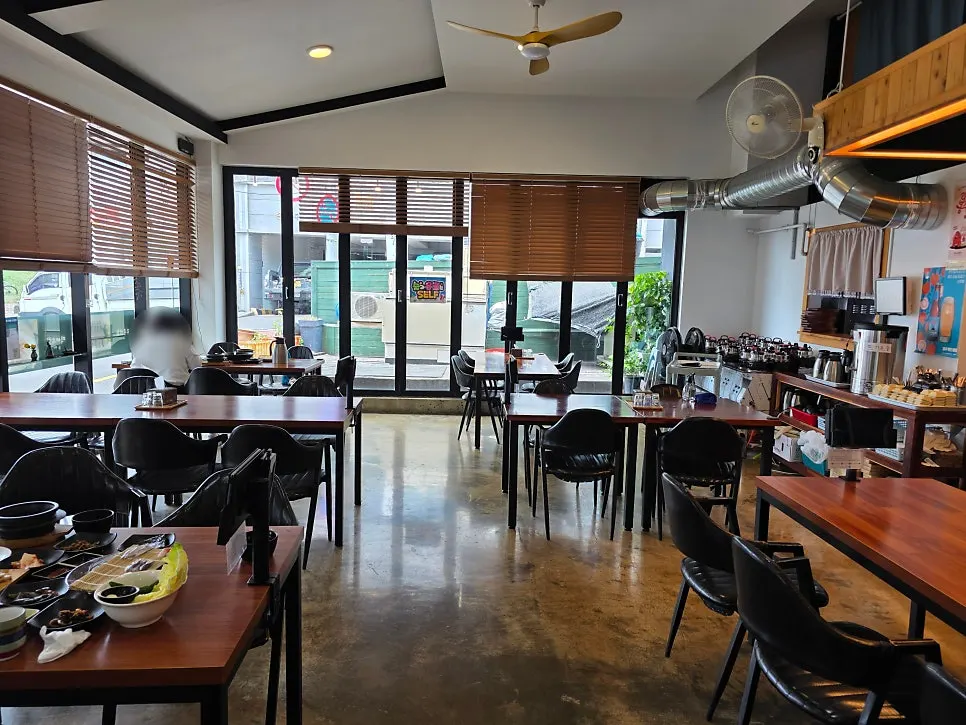 Spacious table seating arrangement at Tamra Hansang