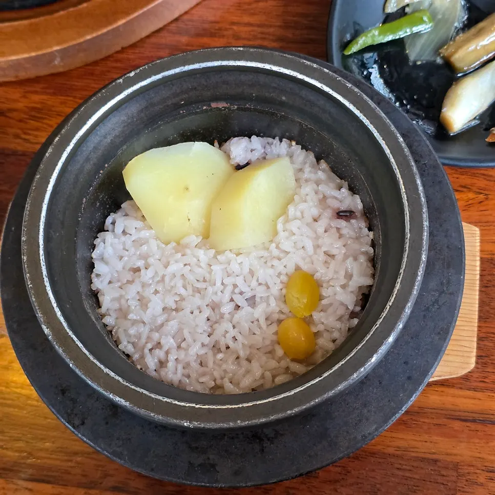 A pot of braised cutlassfish bubbling away